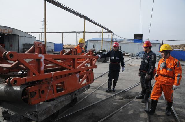 掘進公司領導下井跟值班解決項目部生產(chǎn)難題