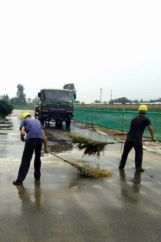 “為我們的工地洗洗澡”