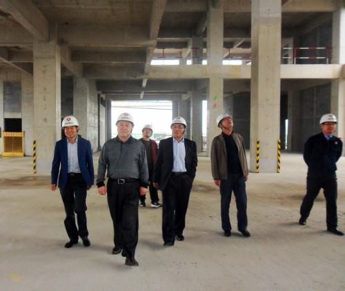 陜煤集團總經理助理、建設集團聯(lián)合黨委書記、董事長寧興剛“雙節(jié)”期間深入澄合分公司中科遙感工地慰問施工一線的干部職工