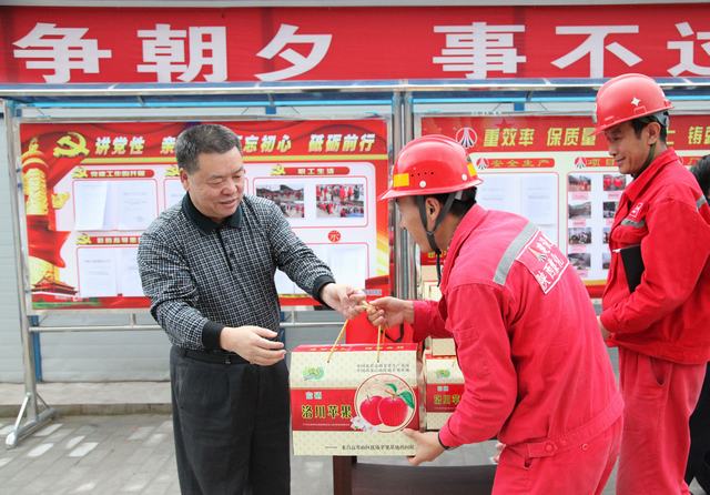陜煤集團總經理助理、建設集團聯(lián)合黨委書記、董事長寧興剛一行深入礦建二公司冶坪項目部慰問一線職工