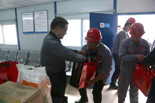 陜煤集團總經理助理、建設集團聯(lián)合黨委書記、董事長寧興剛一行深入基層慰問一線員工