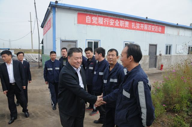 陜煤集團總經理助理、建設集團聯(lián)合黨委書記、董事長寧興剛一行深入掘進公司紅柳林項目部走訪慰問