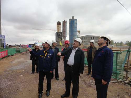 陜煤集團總經理助理、建設集團聯(lián)合黨委書記、董事長寧興剛一行中秋節(jié)深入曹家灘項目工地視察慰問