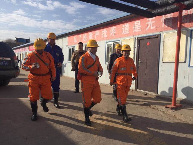 建設(shè)集團(tuán)副總經(jīng)理王明智深入掘進(jìn)公司紅柳林項目部一線檢查指導(dǎo)工作