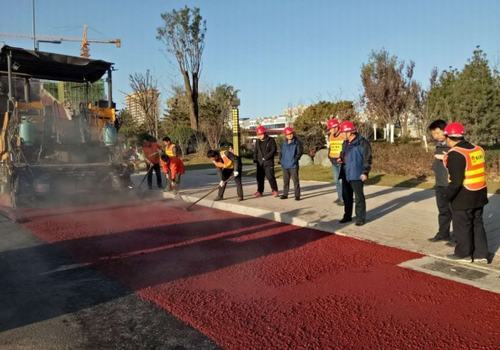追趕超越，完成彩色路面工程，實現(xiàn)第一階段目標