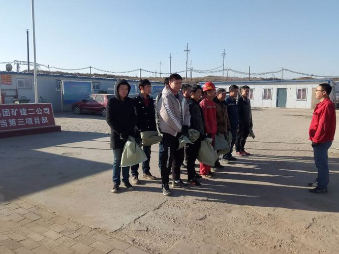 礦建二公司小保當(dāng)?shù)谌椖坎块_展撿垃圾環(huán)?；顒?></div>
                                <div   id=