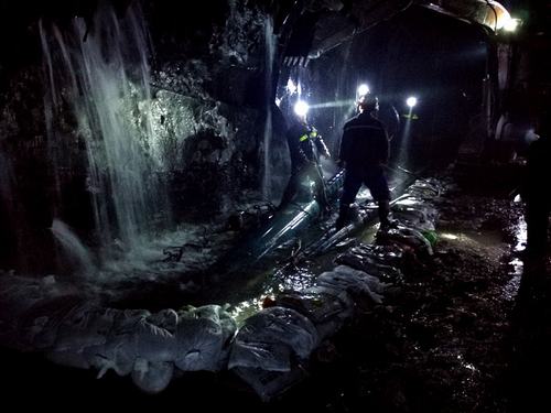 礦建二公司紅柳林項目部治理涌水紀實