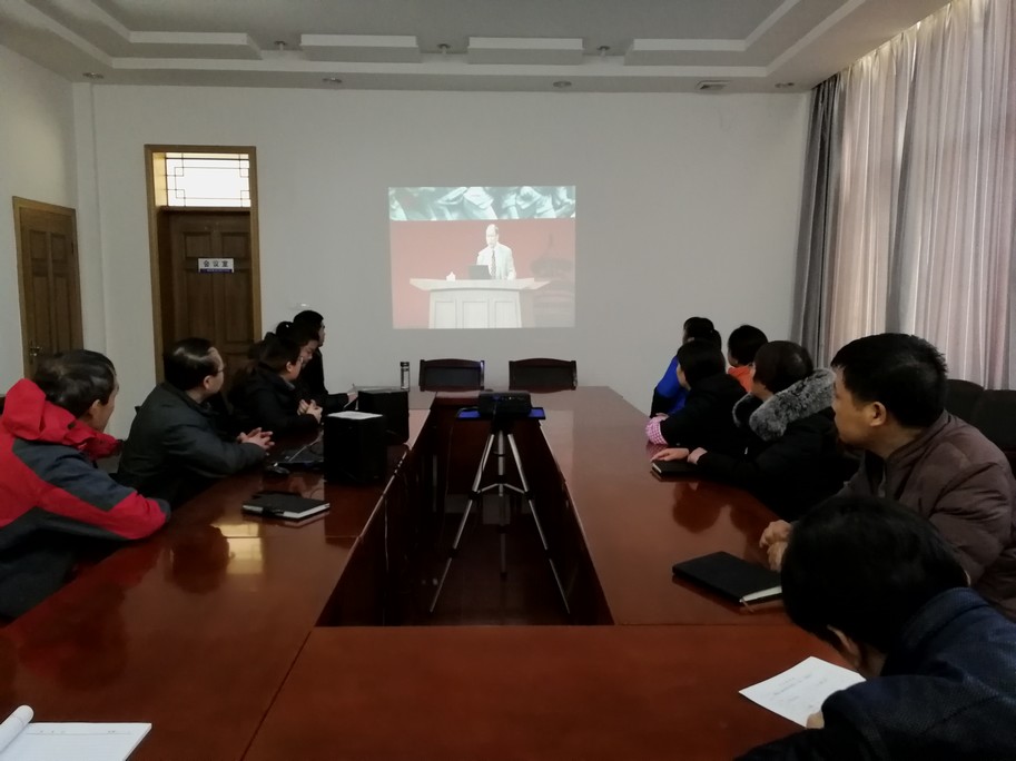 礦建三公司機關(guān)干部員工集中觀看視頻講座《不忘初心 方得始終》