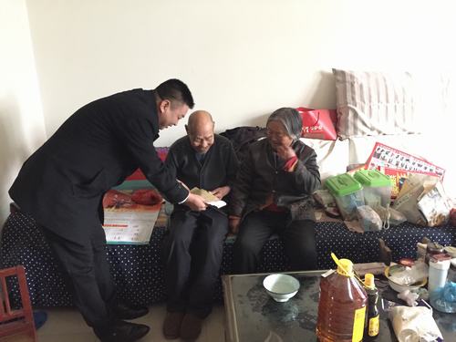 礦建二公司慰問困難職工，送去企業(yè)關愛