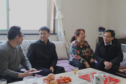 建設(shè)集團聯(lián)合黨委副書記、紀(jì)委書記、工會主席侯本英走訪慰問機電安裝公司困難職工