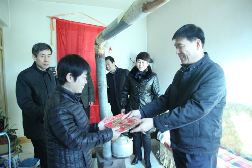  心系困難職工，情暖困難黨員