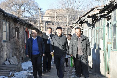 建設(shè)集團聯(lián)合黨委副書記、紀(jì)委書記、工會主席侯本英 為韓城分公司困難職工送來春節(jié)祝福