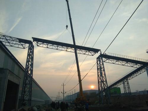 銅煤公司承建的美鑫氧化鋁1#、2#倉(cāng)庫(kù)工程桁架成功實(shí)現(xiàn)合攏施工