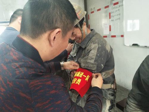 掘進(jìn)公司紅柳林項目部群安員讓紅袖章“更紅”