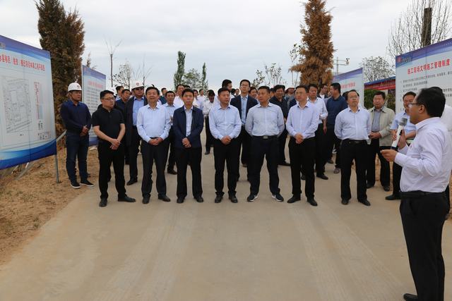 白水縣移民搬遷安置點(diǎn)觀摩團(tuán)深入白水縣林皋鎮(zhèn)安置點(diǎn)施工現(xiàn)場(chǎng)進(jìn)行觀摩指導(dǎo)