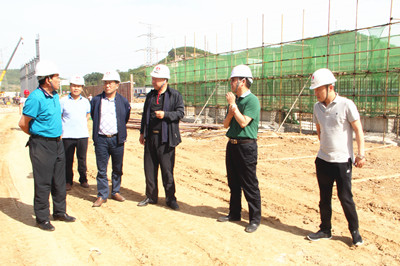 陜鋼集團工會主席陳敏鋒視察漢中分公司龍鋼寶軋漢中加工基地項目