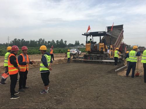 G242大荔過境段公路建設(shè)工程順利完成水穩(wěn)底基層試驗段攤鋪施工