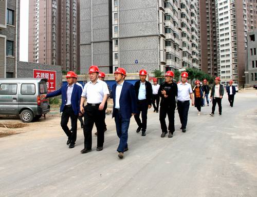 寧興剛、王明智一行深入銅煤1#、2#住宅小區(qū)施工現(xiàn)場調(diào)研指導(dǎo)工作