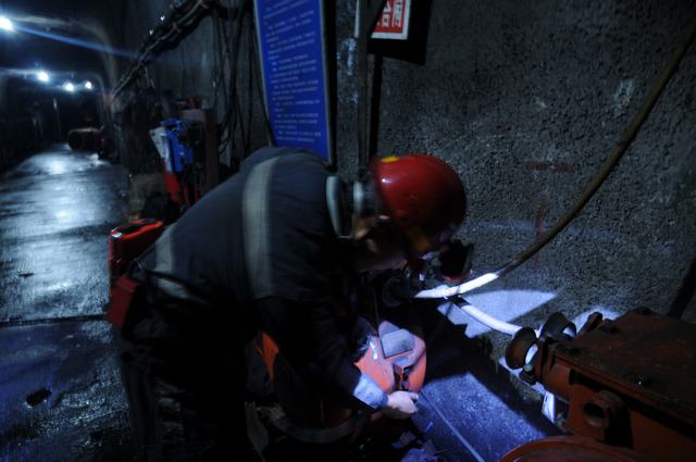 陜煤建設(shè)掘進公司曹家灘項目部全覆蓋式檢查夯實“安全生產(chǎn)月”活動基礎(chǔ)