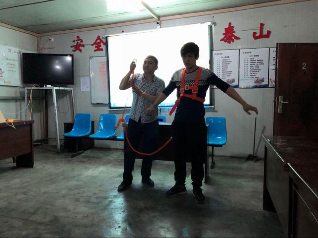 陜煤建設(shè)掘進公司北翼項目部現(xiàn)身說教加強高空作業(yè)過程控制