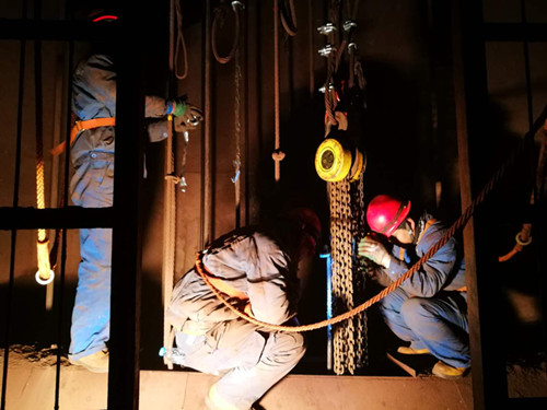 陜煤建設機電安裝公司酒鋼項目部“快、準、穩(wěn)”調(diào)試罐籠記