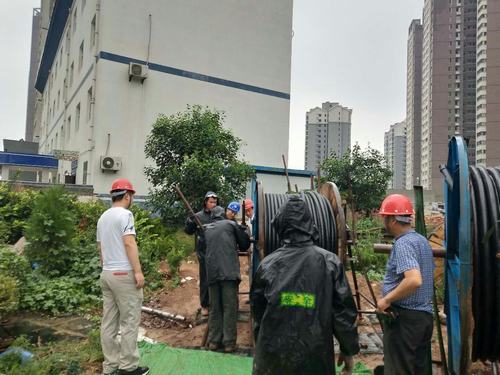 陜煤建設銅煤公司第十二項目部冒雨搶工期