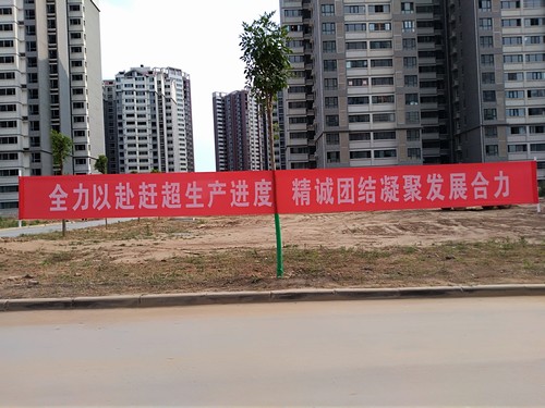 冒高溫 戰(zhàn)酷暑，他們始終在堅守