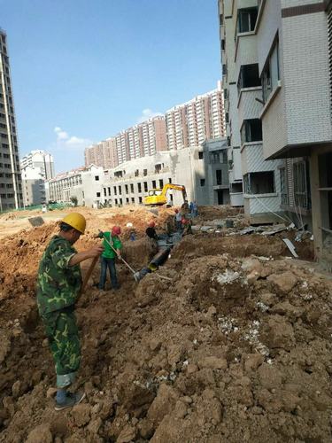 他們?yōu)樵賱?chuàng)銅煤新輝煌戰(zhàn)高溫、斗酷暑