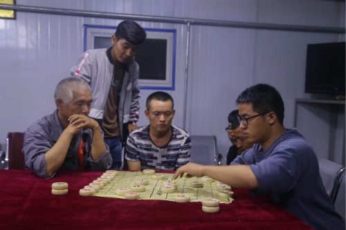 陜煤建設機電安裝公司象棋比賽走進項目部