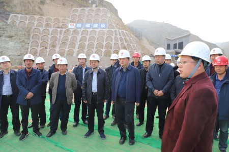 陜西水務(wù)集團(tuán)董事長(zhǎng)王瑜來陜煤建設(shè)漢中分公司吳堡橫溝項(xiàng)目視察工作