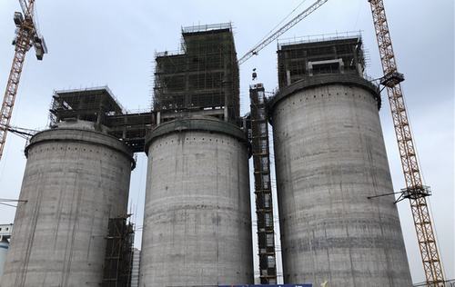 陜煤建設(shè)韓城分公司土建九項(xiàng)目部紅柳林煤礦選煤廠2號(hào)產(chǎn)品倉(cāng)工程順利封頂