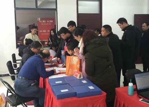 陜煤建設澄合分公司西安春臨村安置小區(qū)喜迎業(yè)主“回家”