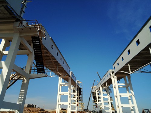 陜煤建設(shè)澄合分公司小保當煤礦火車快速裝車站鋼結(jié)構(gòu)棧橋順利吊裝完成