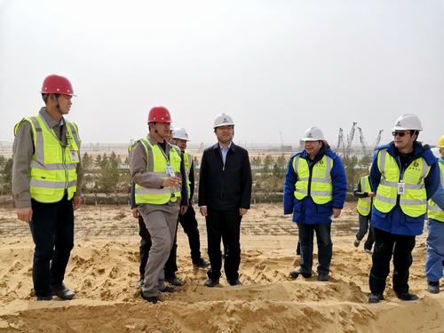 榆林化學公司執(zhí)行董事宋世杰一行蒞臨陜煤建設銅煤公司煤炭分質利用制化工新材料示范項目廠前區(qū)土方平整項目現(xiàn)場檢查指導工作