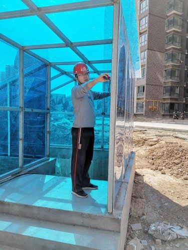 風(fēng)吹浪打揉不碎，寒來暑往見精神