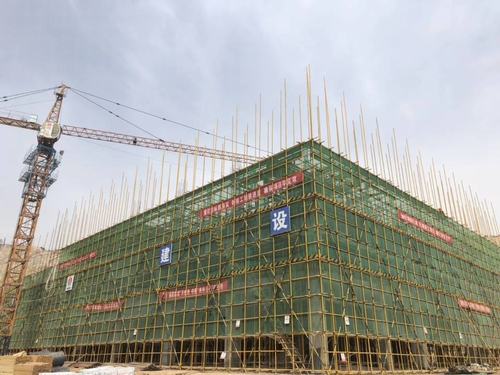 陜煤建設(shè)銅煤公司承建的年產(chǎn)20萬(wàn)噸固廢預(yù)處理項(xiàng)目(一期)預(yù)處理車間主體結(jié)構(gòu)封頂