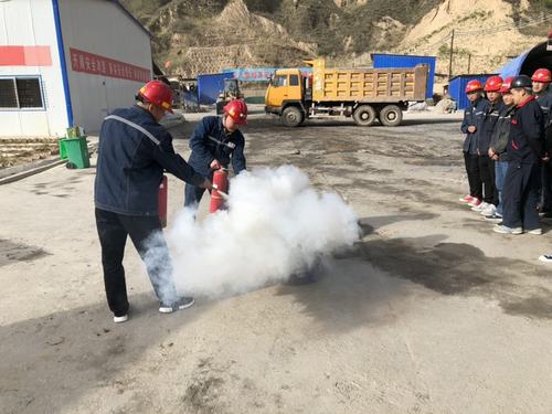 陜煤建設(shè)礦建二公司車村項(xiàng)目部安全演練提技能