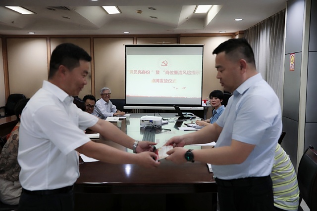 亮身份，陜煤建設(shè)路橋分公司黨員干部在行動！