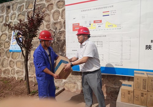 盛夏送清涼，關(guān)愛暖人心