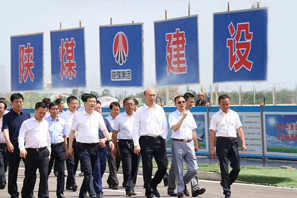 陜西省委副書(shū)記、省長(zhǎng)劉國(guó)中一行深入陜煤建設(shè)渭南分公司南京金龍電動(dòng)車(chē)項(xiàng)目視察工作