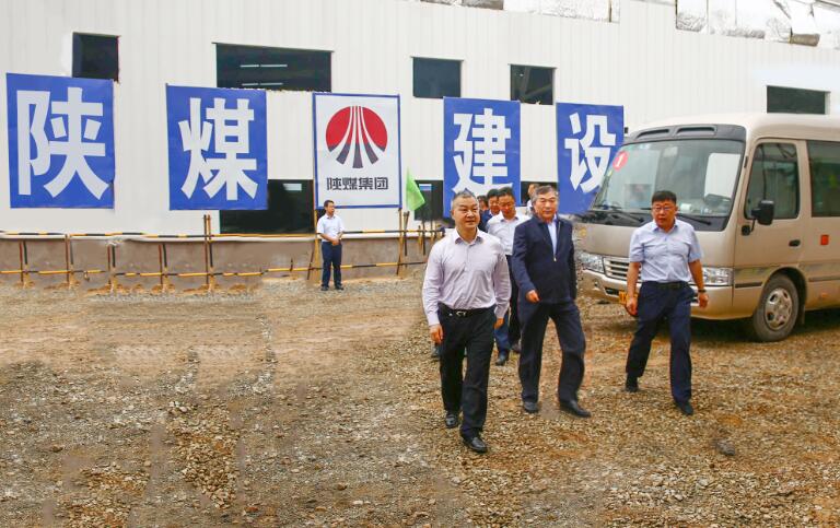 陜西省國(guó)資委黨委書(shū)記鄒展業(yè)、黨委副書(shū)記郁偉、陜煤集團(tuán)黨委書(shū)記、董事長(zhǎng)楊照乾一行慰問(wèn)陜煤建設(shè)天工公司項(xiàng)目部