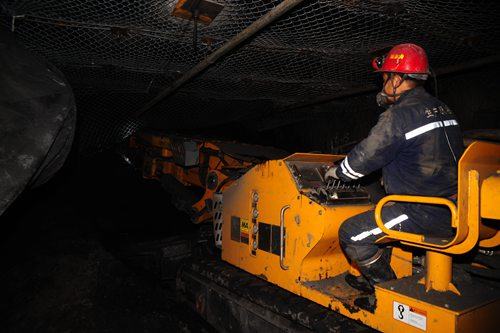 陜煤建設集團礦建二公司冶坪項目部帶式輸送機大巷與3#聯(lián)絡巷實現(xiàn)安全精準貫通