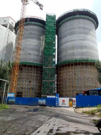 陜煤建設天工公司土建九部承建的文家坡產(chǎn)品倉工程滑模一次性澆筑完成