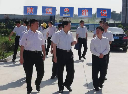 陜西省委常委、省委政法委書(shū)記莊長(zhǎng)興一行深入陜煤建設(shè)渭南分公司南京金龍電動(dòng)車項(xiàng)目開(kāi)展調(diào)研