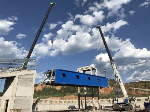 陜煤建洗選煤運(yùn)營公司安裝第五項(xiàng)目部:棧橋鋼結(jié)構(gòu)吊裝順利完成