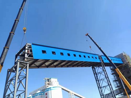 陜煤建設(shè)韓城分公司神木燕家塔項(xiàng)目產(chǎn)品倉至1號(hào)轉(zhuǎn)載點(diǎn)棧橋順利吊裝完成