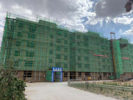 陜煤建設(shè)天工公司土建十七部承建的小保當(dāng)管理及技術(shù)人員1#、2#公寓樓順利封頂