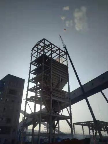 陜煤建設(shè)韓城分公司神木燕家塔煤炭物資集運(yùn)公司裝車站工程順利封頂