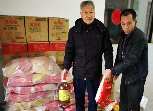 陜煤建設(shè)澄合分公司職工楊文剛自掏腰包為家鄉(xiāng)父老購(gòu)買年貨