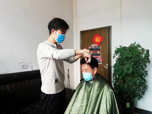 戰(zhàn)“疫”期間“義務理發(fā)師”